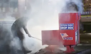 Thùng phiếu ở hai bang Mỹ liên tiếp bị phóng hỏa